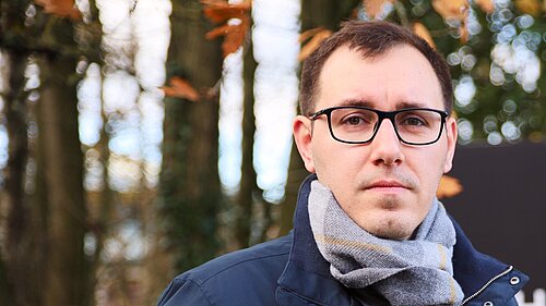 Tom Gordon pulling a serious face outside a local business