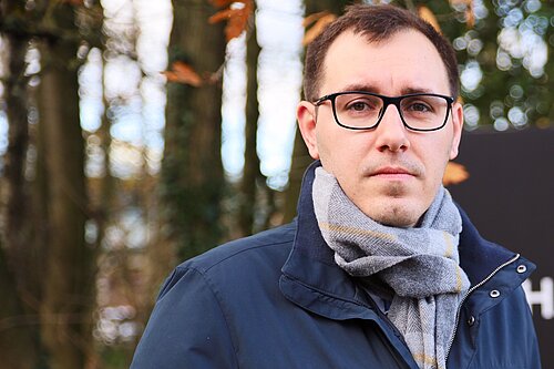 Tom Gordon pulling a serious face outside a local business