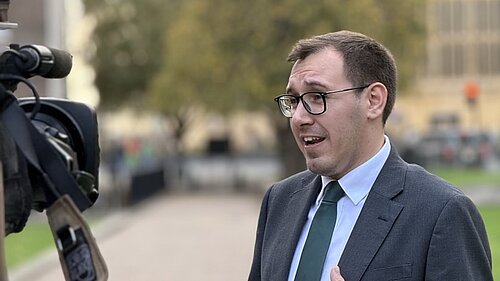 Tom Gordon talking to a Camera